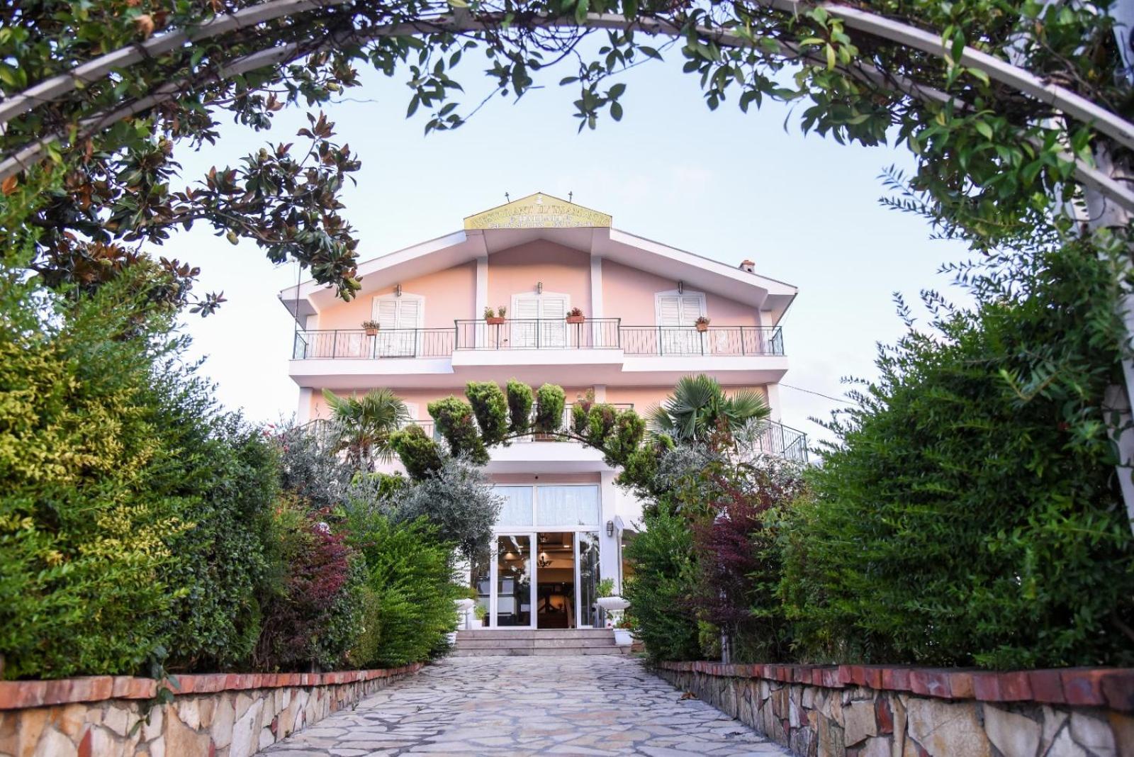 Hotel Restorant Halal Il Tramonto. Vorë Exteriör bild